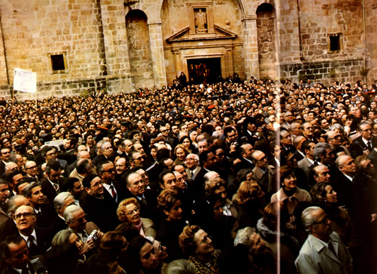 Gente en el entorno del Monasterio de San Milln