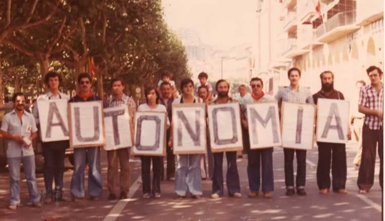 Una foto histórica de hace un cuarto de siglo
    Gentileza de uno de los protagonistas:
             Ernesto Sarabia - Letra U