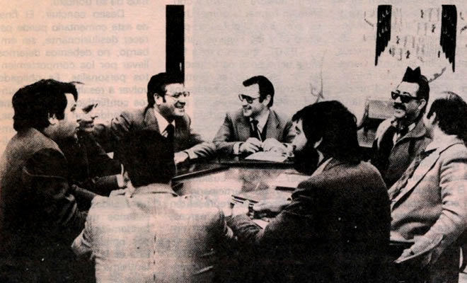 Representantes de los Partidos polticos parlamentando, suponemos, sobre la Autonoma